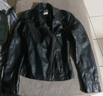 Chaqueta de cuero sintético negra para mujer - miniatura 1