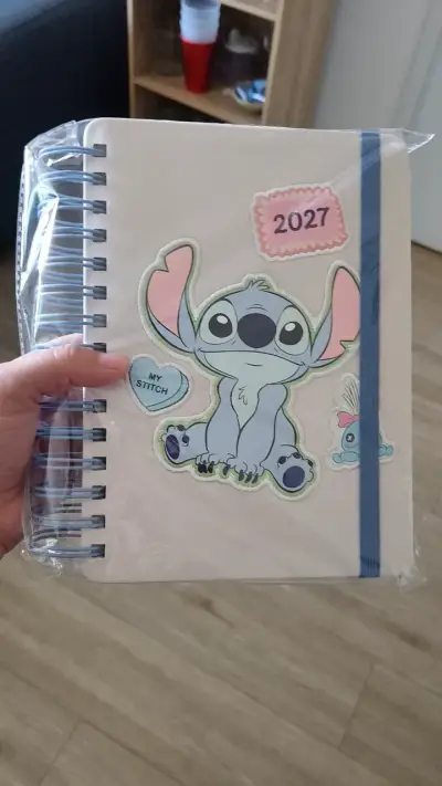 Agenda Stitch 2027 con Espiral y Elástico - miniatura 1