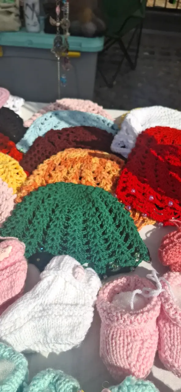 Gorros tejidos a crochet para bebé en varios colores