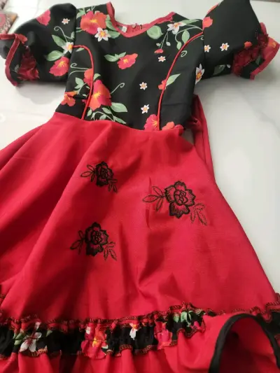 Vestido cueca infantil rojo con flores bordadas - miniatura 1