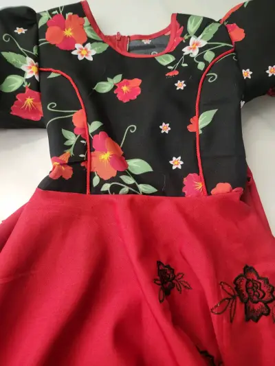 Vestido cueca infantil rojo con flores bordadas - miniatura 4