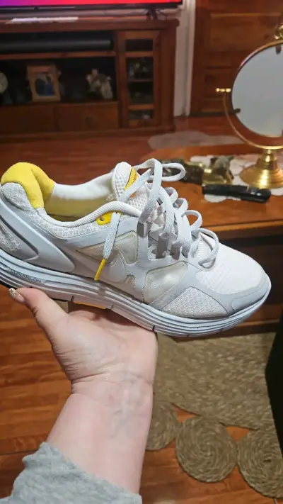 Zapatillas deportivas Nike blancas y negras - miniatura 5
