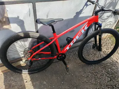 Bicicleta Trek Marlin 5 MTB roja - miniatura 1