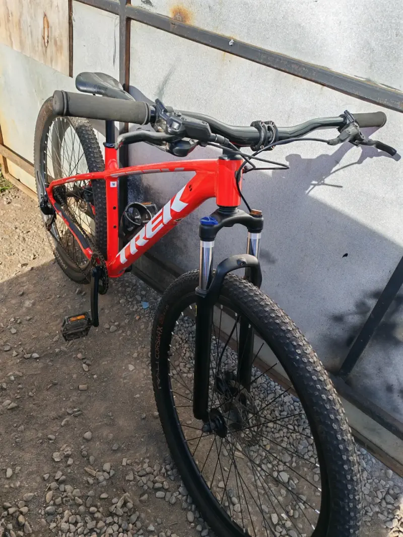 Bicicleta Trek Marlin 5 MTB roja - 2