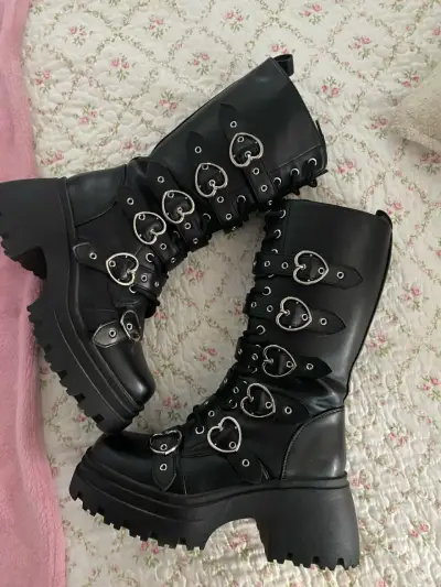 Botas negras con hebillas de corazón Goticas - miniatura 1