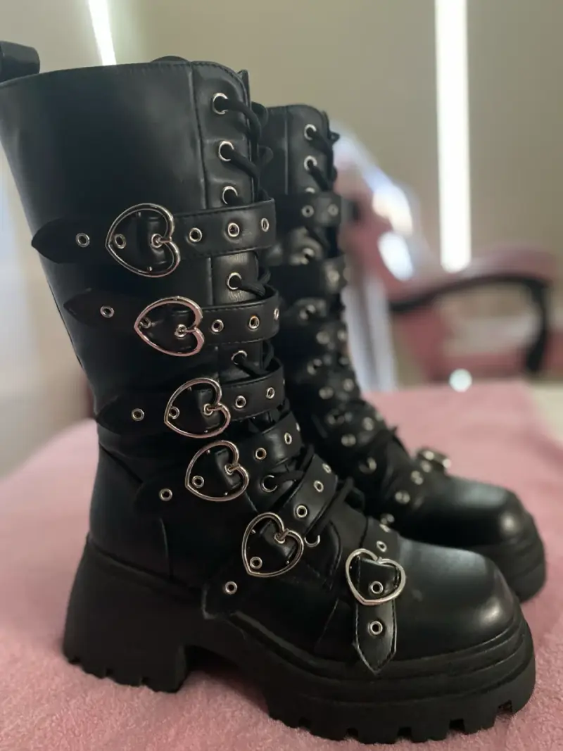 Botas negras con hebillas de corazón Goticas - 2