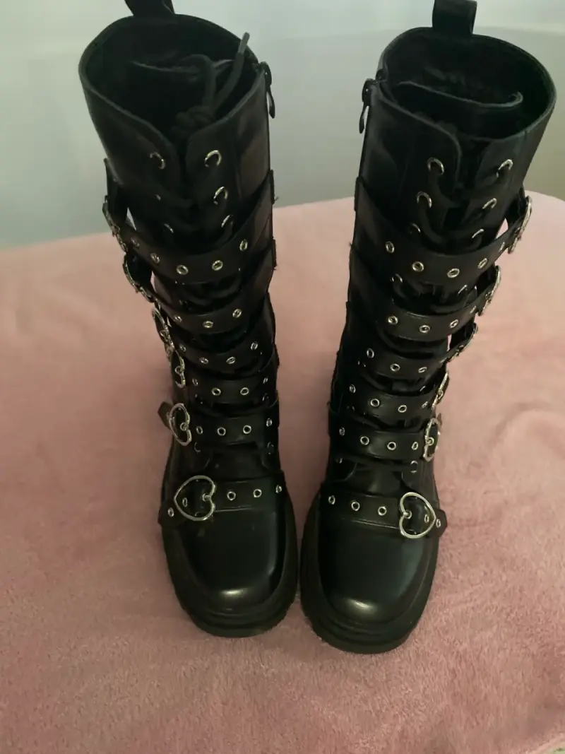 Botas negras con hebillas de corazón Goticas - 3