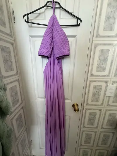 Vestido largo lila con diseño plisado - miniatura 4