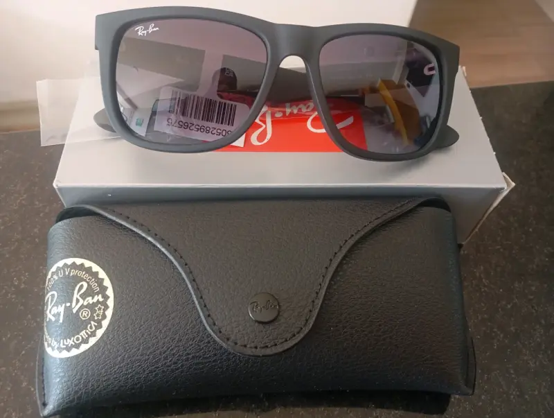 Gafas de sol Ray-Ban negras con estuche