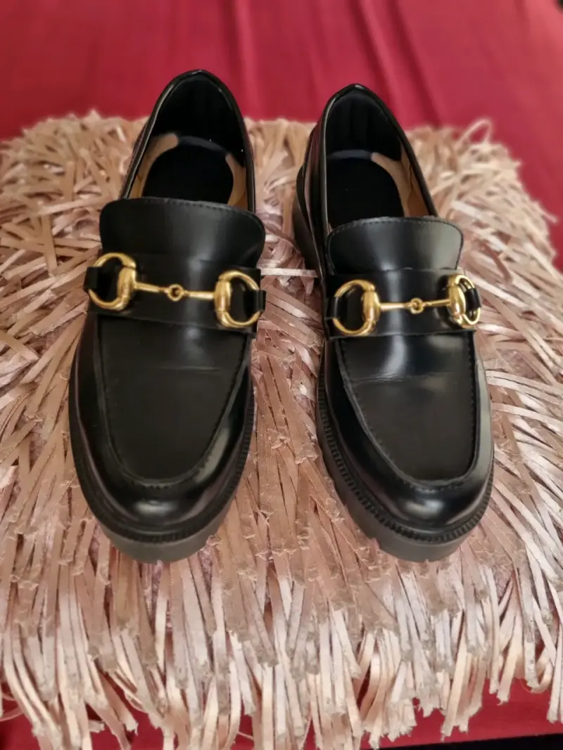 Mocasines negros con detalle dorado para mujer - 1