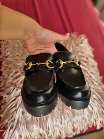 Mocasines negros con detalle dorado para mujer - miniatura 2