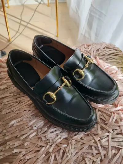 Mocasines negros con detalle dorado para mujer - miniatura 7