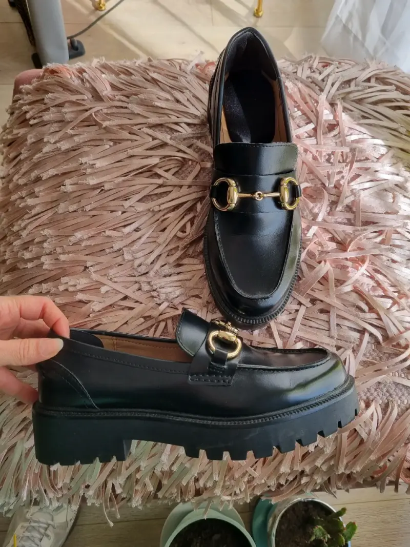 Mocasines negros con detalle dorado para mujer - 8