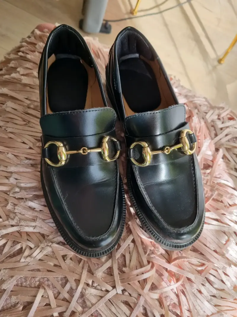 Mocasines negros con detalle dorado para mujer - 9