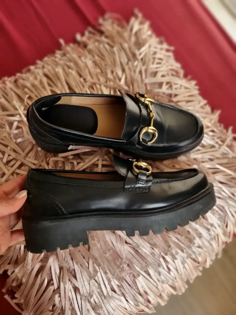 Mocasines negros con detalle dorado para mujer - 10