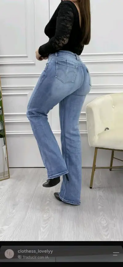 Jeans de mujer azul claro con corte recto - miniatura 2