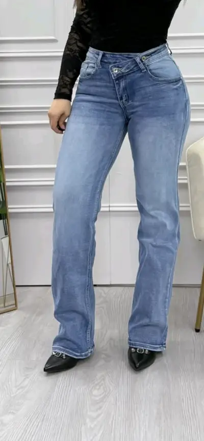 Jeans de mujer azul claro con corte recto - miniatura 3