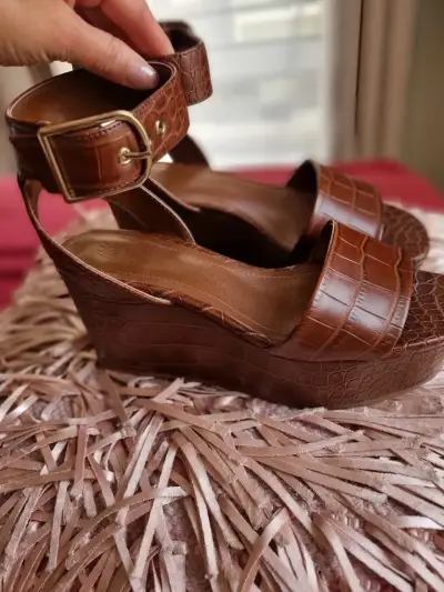 Sandalias de plataforma marrón con textura de cocodrilo - miniatura 1