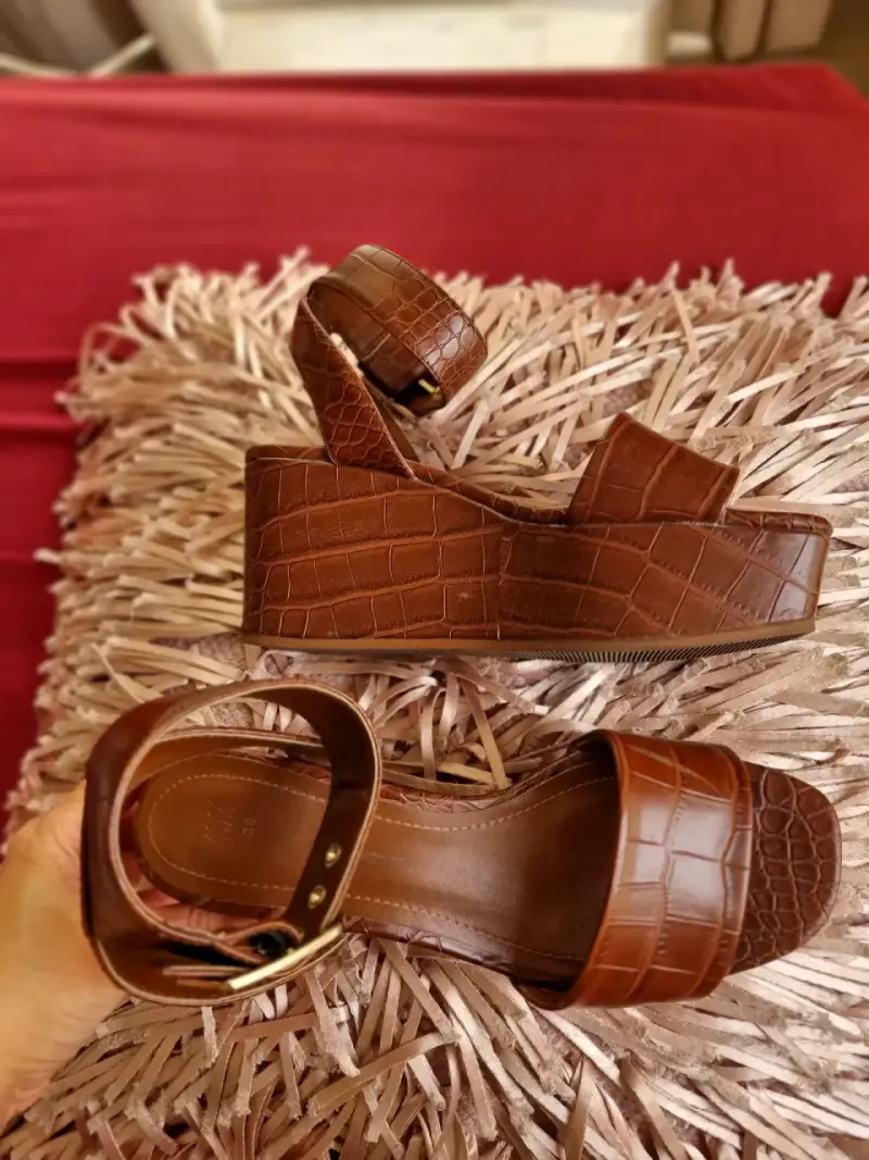 Sandalias de plataforma marrón con textura de cocodrilo - 2