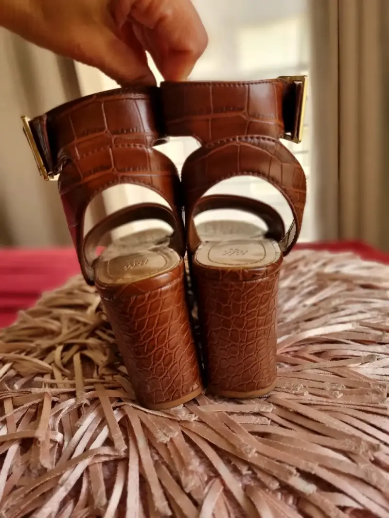 Sandalias de plataforma marrón con textura de cocodrilo - 4