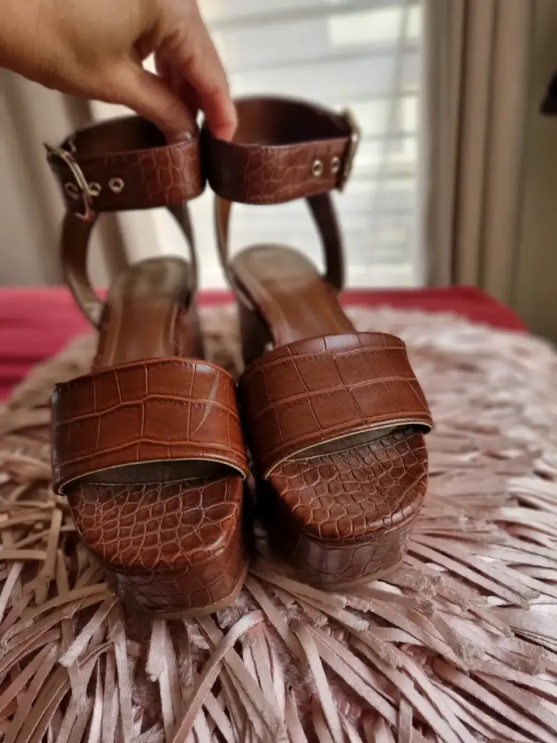 Sandalias de plataforma marrón con textura de cocodrilo - 5