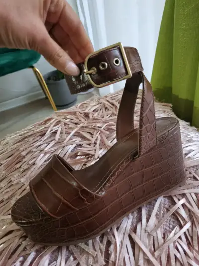 Sandalias de plataforma marrón con textura de cocodrilo - miniatura 6