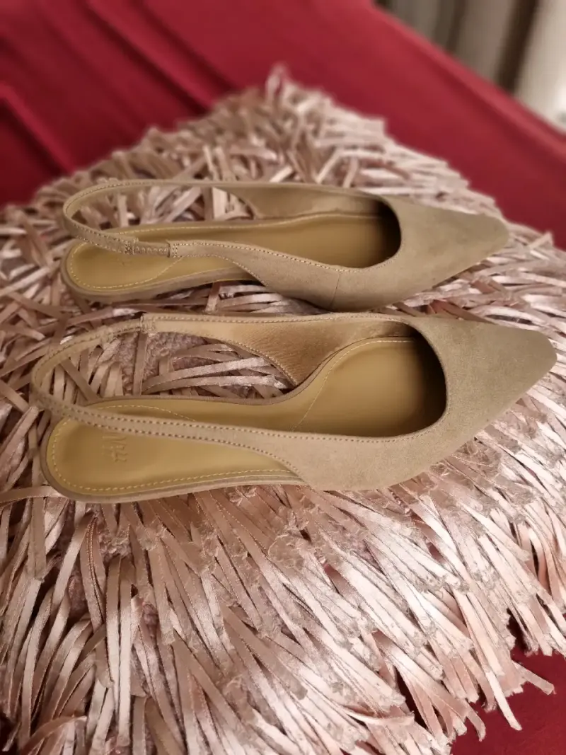 Zapatos de tacón beige elegantes - 1