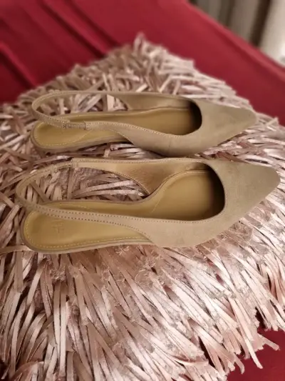 Zapatos de tacón beige elegantes - miniatura 1