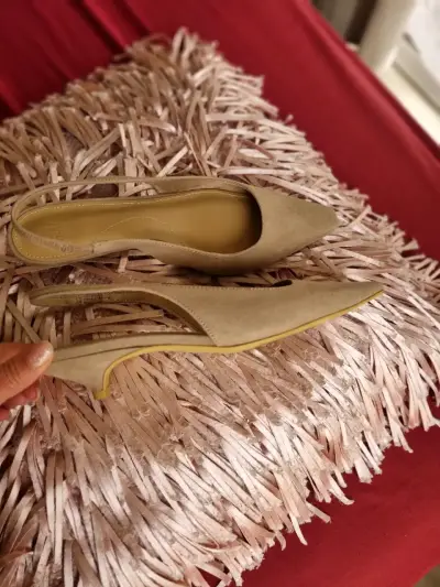 Zapatos de tacón beige elegantes - miniatura 2