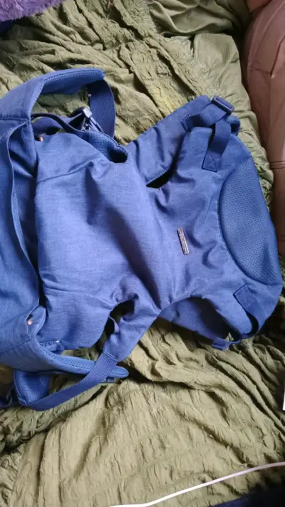 Mochila portabebé azul ergonómica - miniatura 1