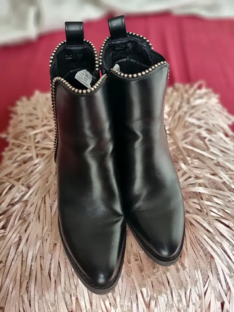 Botines de cuero negro con tachas - 1