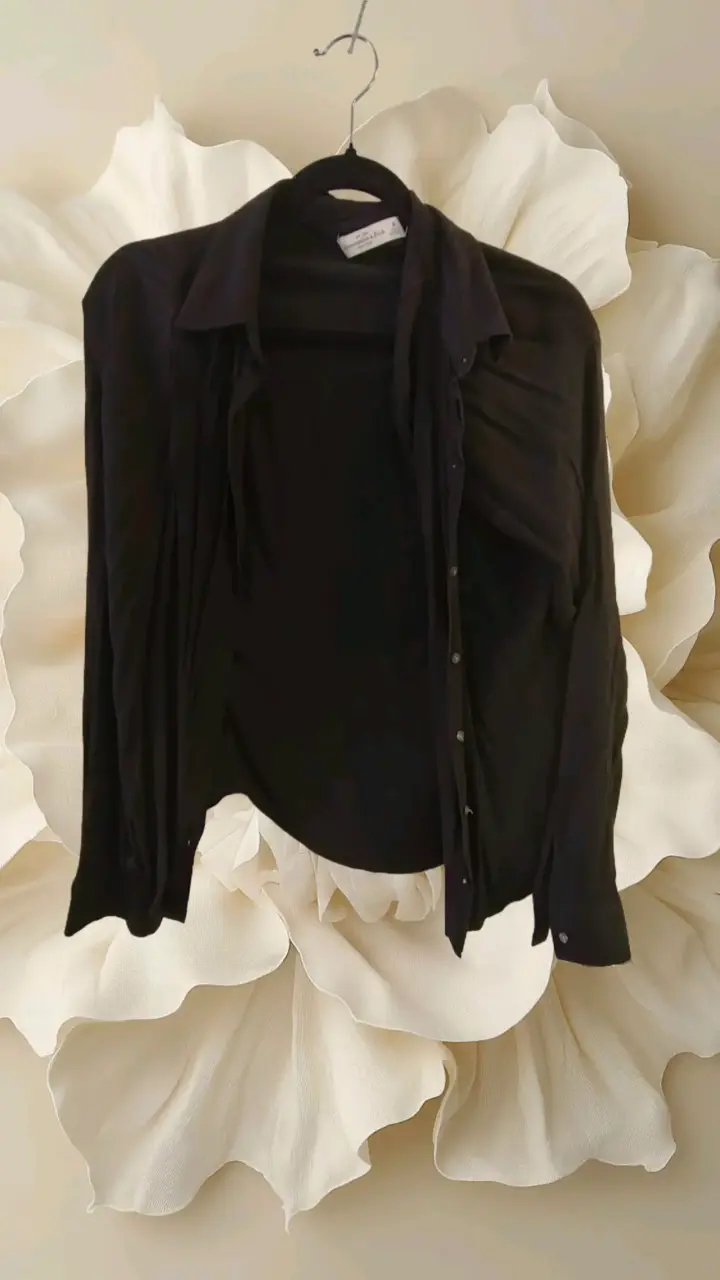 Blusa negra de mujer elegante