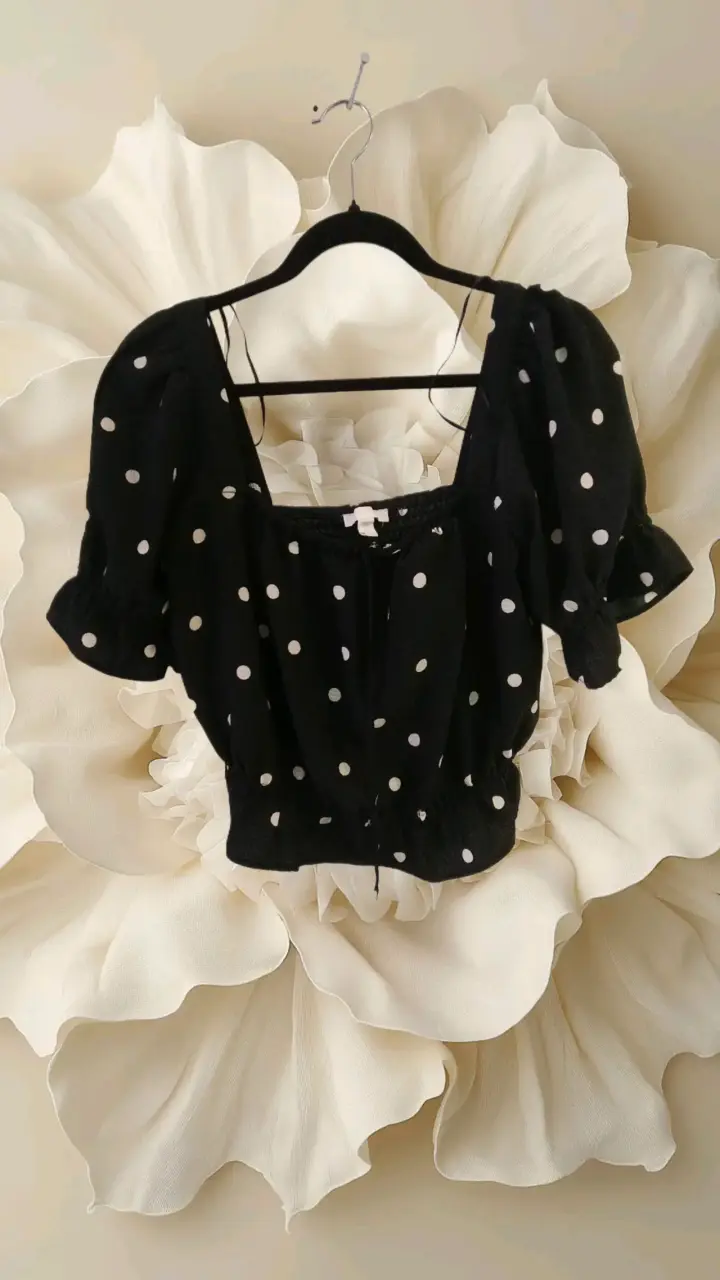 Blusa negra con lunares blancos