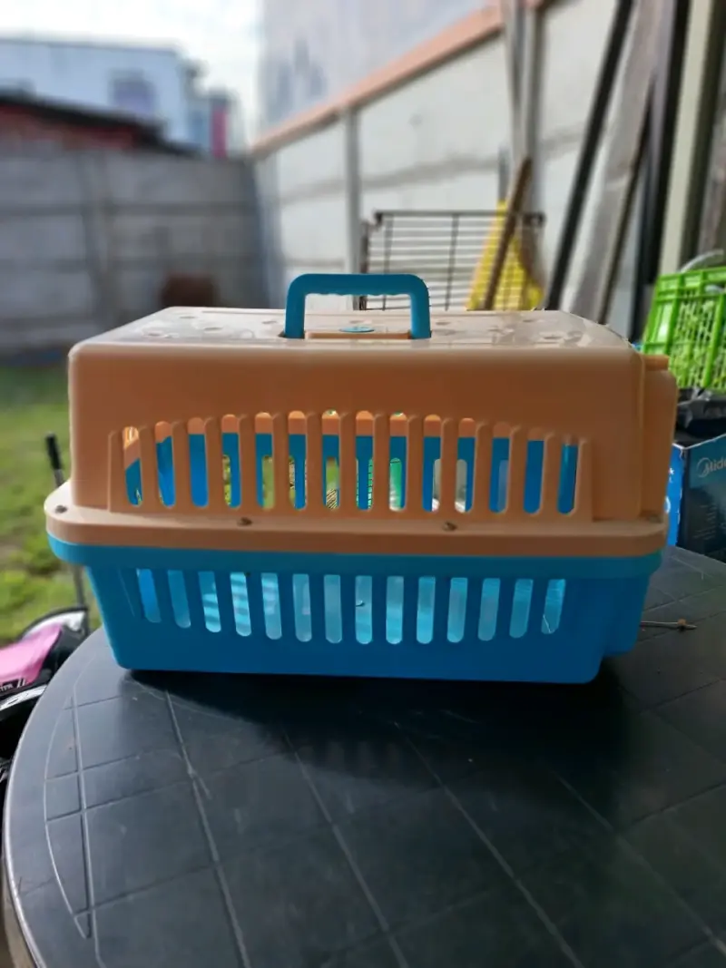 Transportadora de mascotas plástica azul y beige - 1