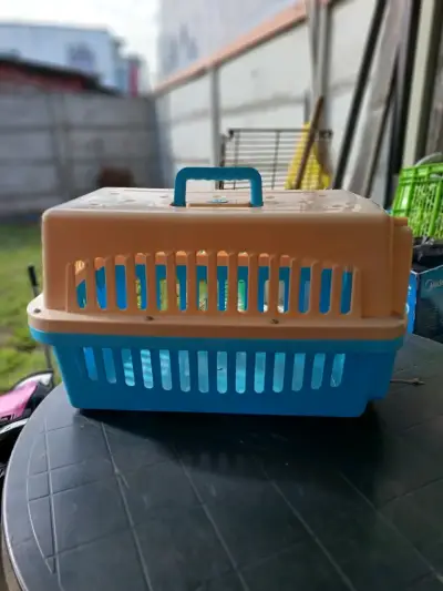 Transportadora de mascotas plástica azul y beige - miniatura 1