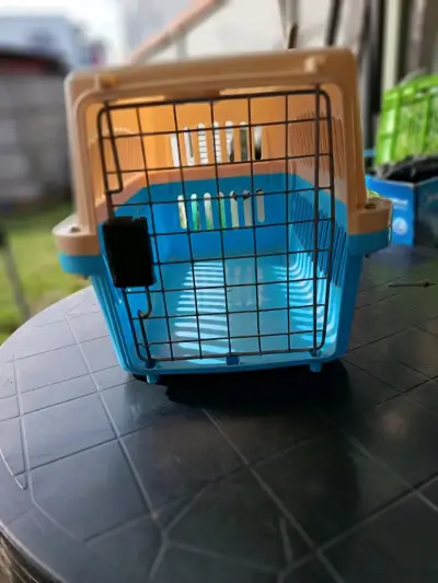 Transportadora de mascotas plástica azul y beige - miniatura 2
