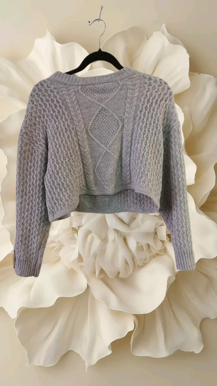 Suéter gris de punto trenzado para mujer