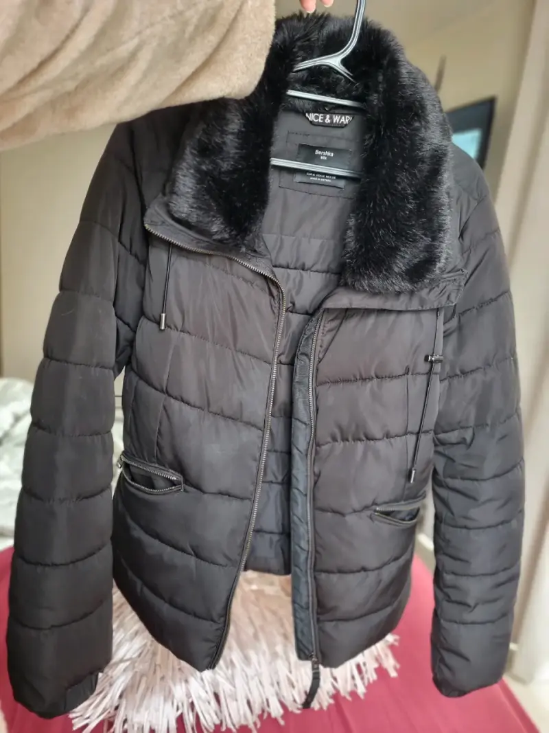 Chaqueta acolchada negra con cuello de piel sintética Bershka - 1