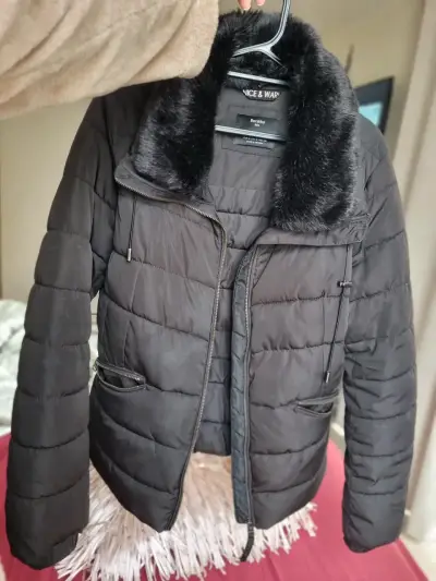 Chaqueta acolchada negra con cuello de piel sintética Bershka - miniatura 1
