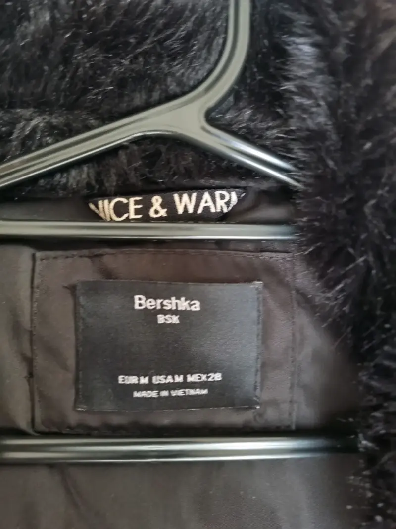 Chaqueta acolchada negra con cuello de piel sintética Bershka - 2