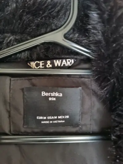 Chaqueta acolchada negra con cuello de piel sintética Bershka - miniatura 2