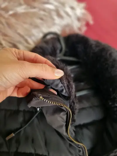 Chaqueta acolchada negra con cuello de piel sintética Bershka - miniatura 3