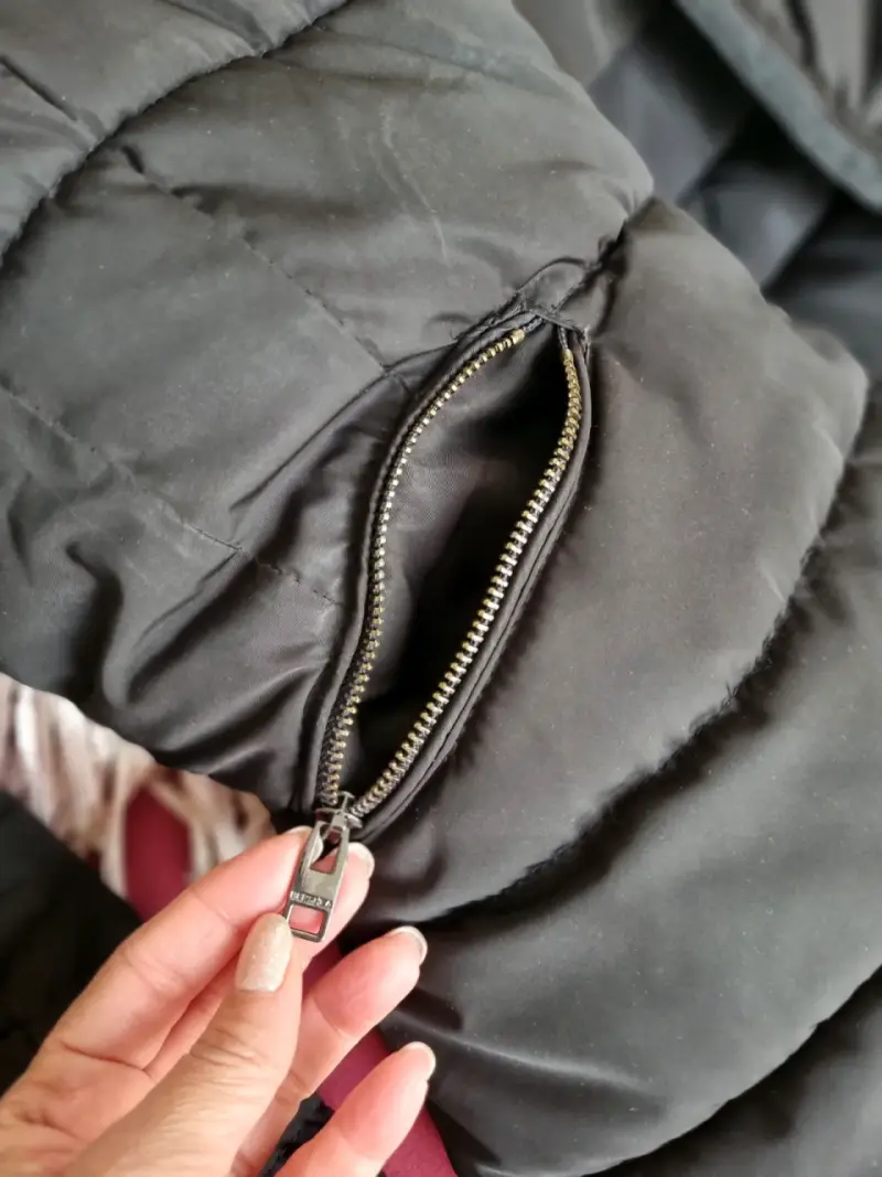 Chaqueta acolchada negra con cuello de piel sintética Bershka - 4