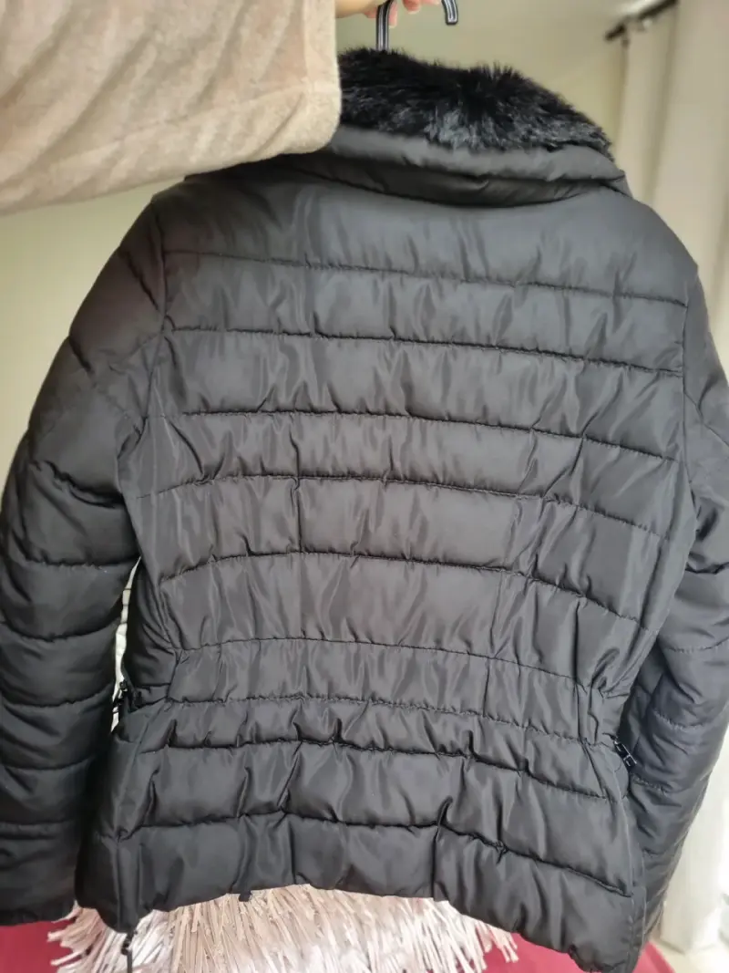Chaqueta acolchada negra con cuello de piel sintética Bershka - 5