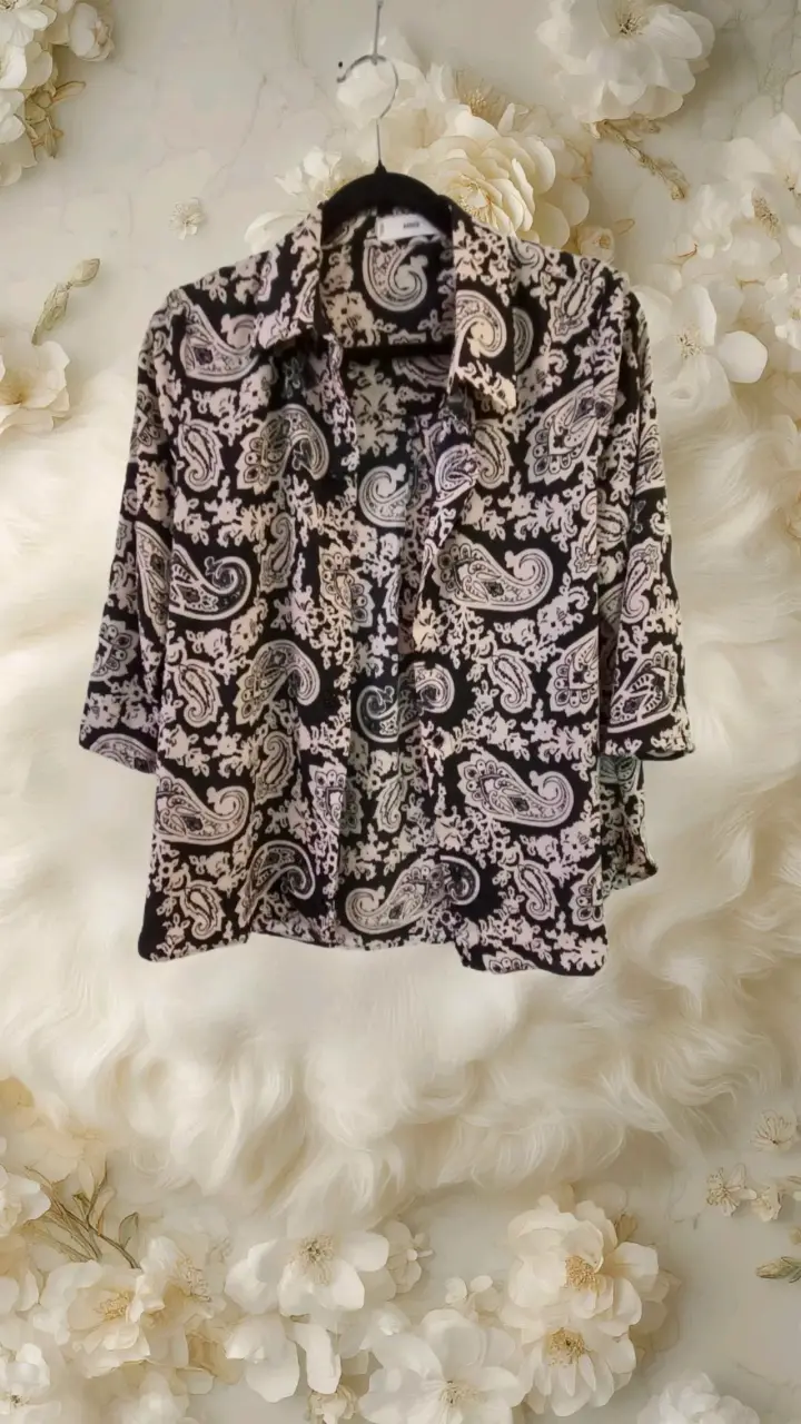Blusa estampada paisley en tonos oscuros