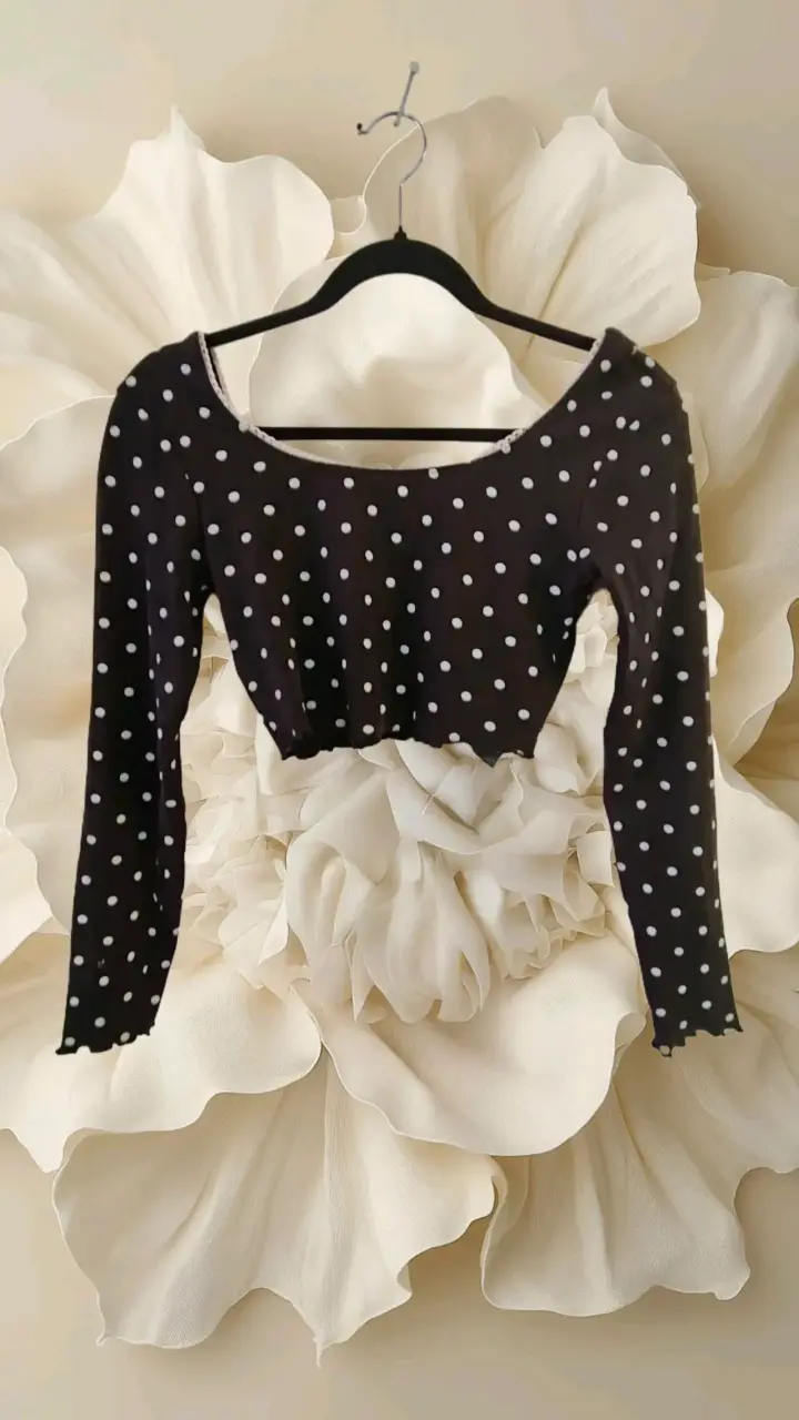 Crop top negro con lunares blancos