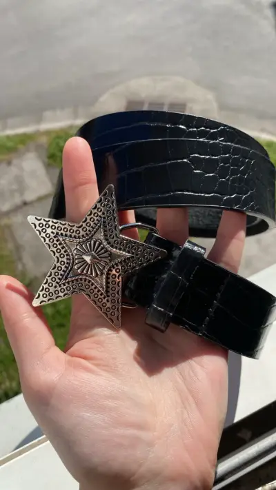 Cinturón negro con hebilla de estrella metálica - miniatura 1
