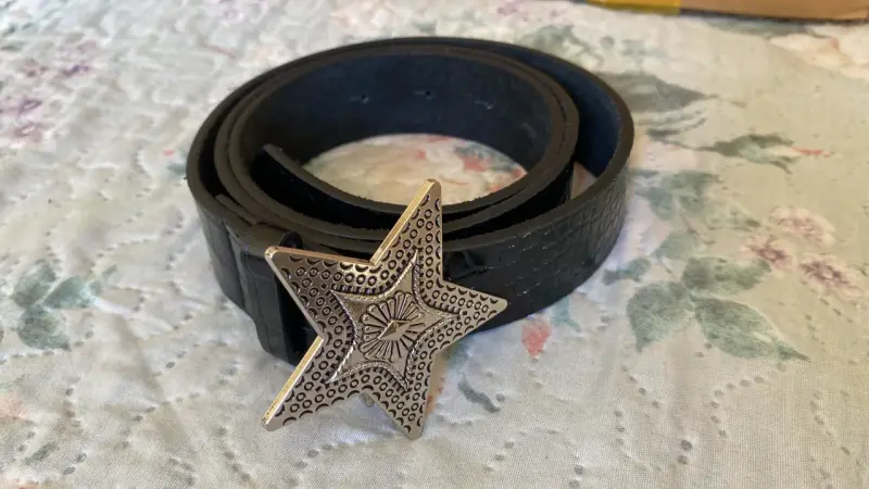 Cinturón negro con hebilla de estrella metálica - 2
