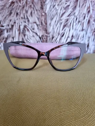 Lentes de lectura con marco moderno - miniatura 1