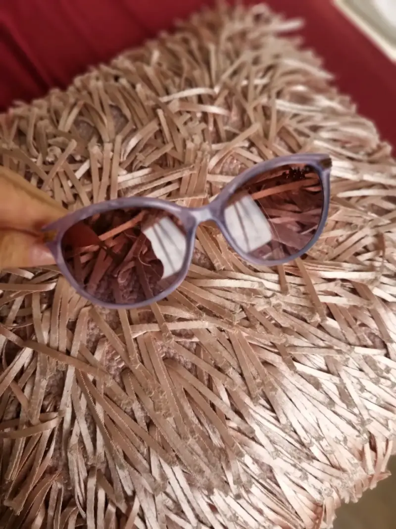 Gafas de sol Vogue moradas con detalles dorados - 1